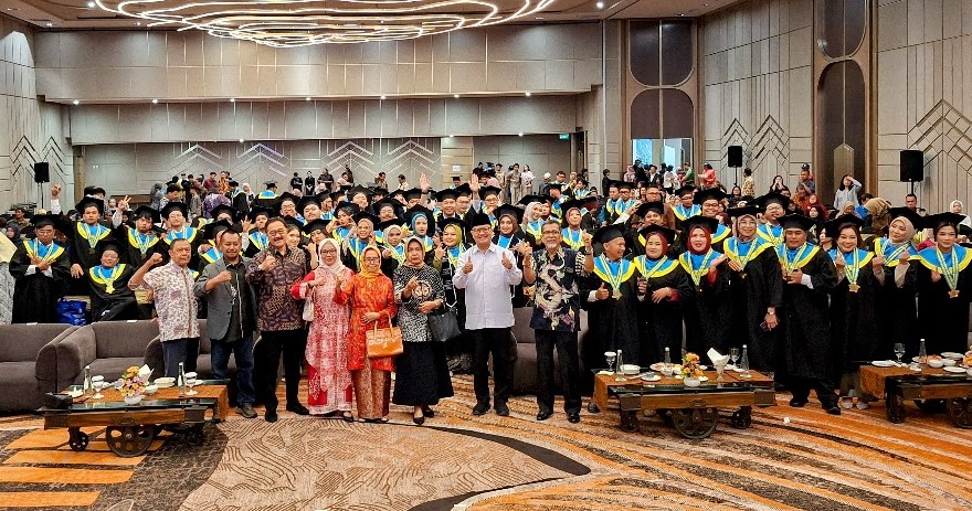 Pengurus Yayasan Penddikan Wartawan Jawa Timur bersama para Wisuda XXIX Sekolah Tinggi Ilmu Komunikasi Almamater
